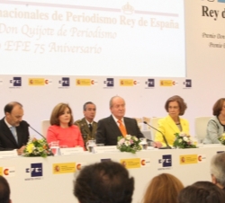 Vista de la mesa presidencial durante el acto de entrega de los XXXI Premios Internacionales de Periodismo Rey de España